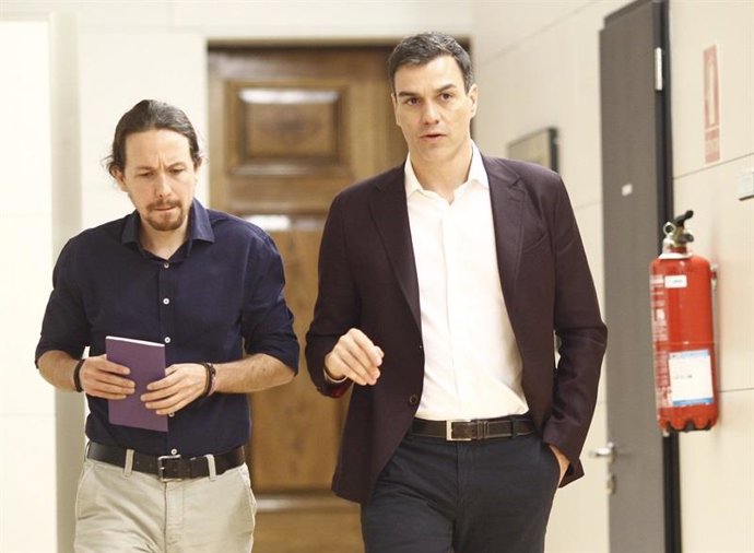 Foto de archivo de Pablo Iglesias y Pedro Sánchez