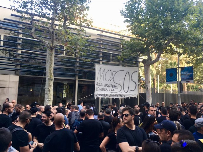 Protesta dels mossos davant la Conselleria d'Interior