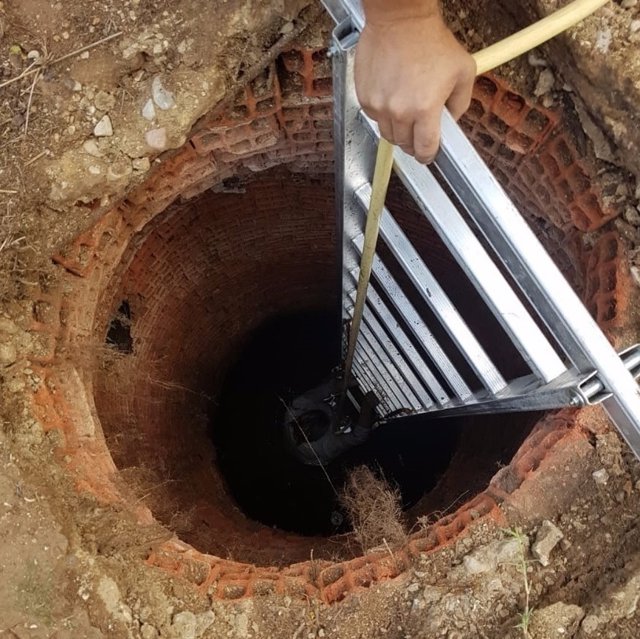 Pozo en el que ha caído la mujer