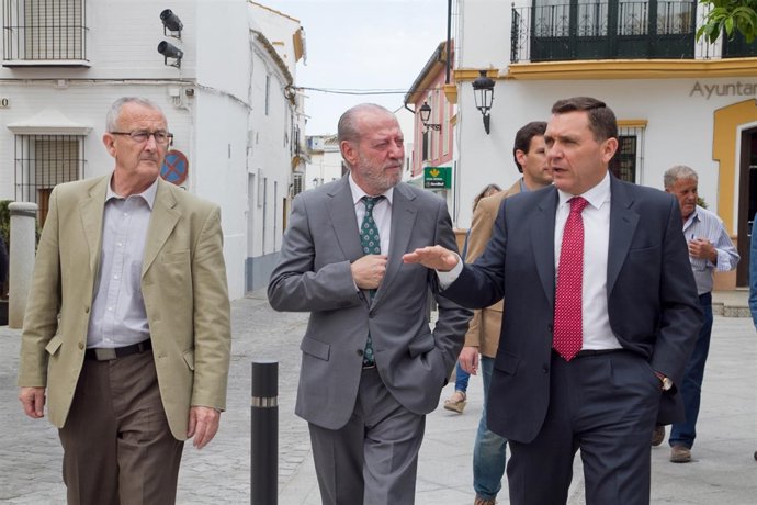 A la derechya de la imagen, el alcalde de Umbrete