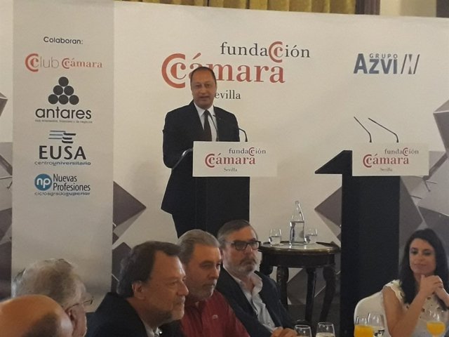 Gómez de Celis en un desayuno-coloquio