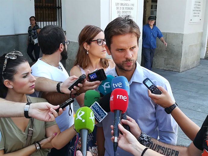 Álvaro Jaén en declaraciones a los medios este lunes en Mérida