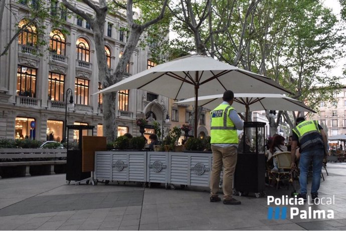 La Policía Local inspecciona una terraza en Palma