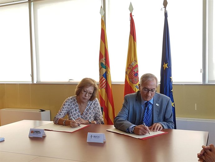 Firma del acuerdo entre el Gobierno de Aragón y la AECC.