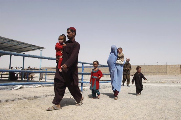 Una familia de refugiados afganos en Pakistán regresa a Afganistán