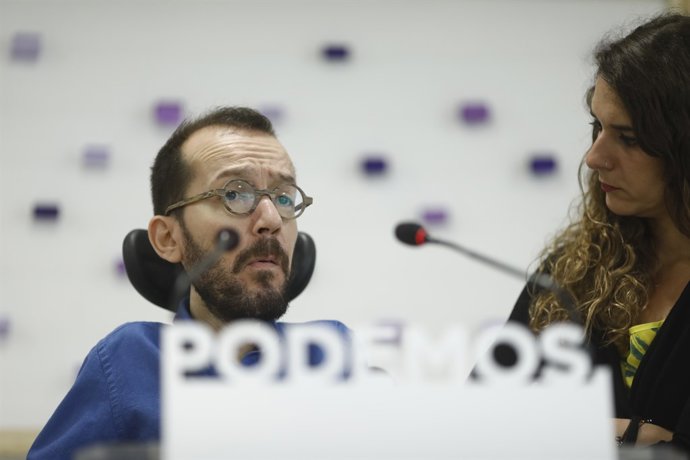 Roda de premsa de Pablo Echenique i Noelia Vera a la seu de Podem