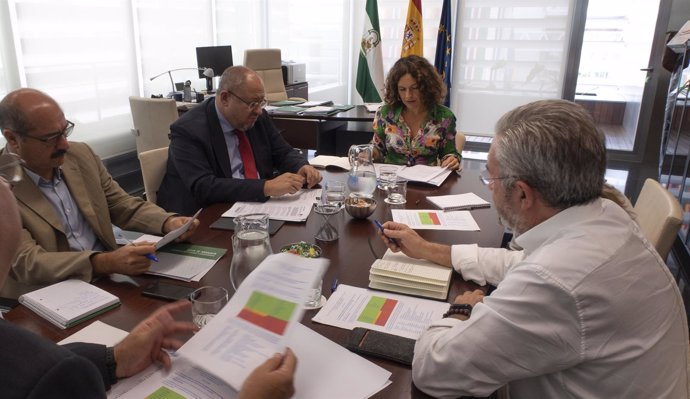 Lina Gálvez se reúne con representantes de centros tecnológicos andaluces.
