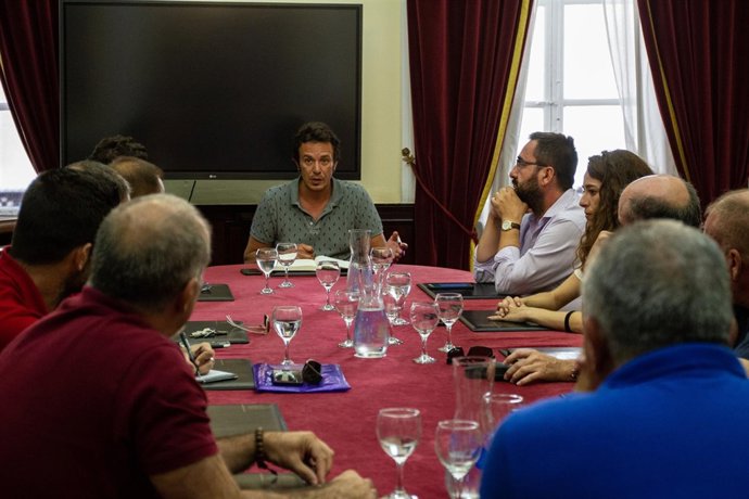 El alcalde de Cádiz reunido con representantes de agrupaciones de carnaval