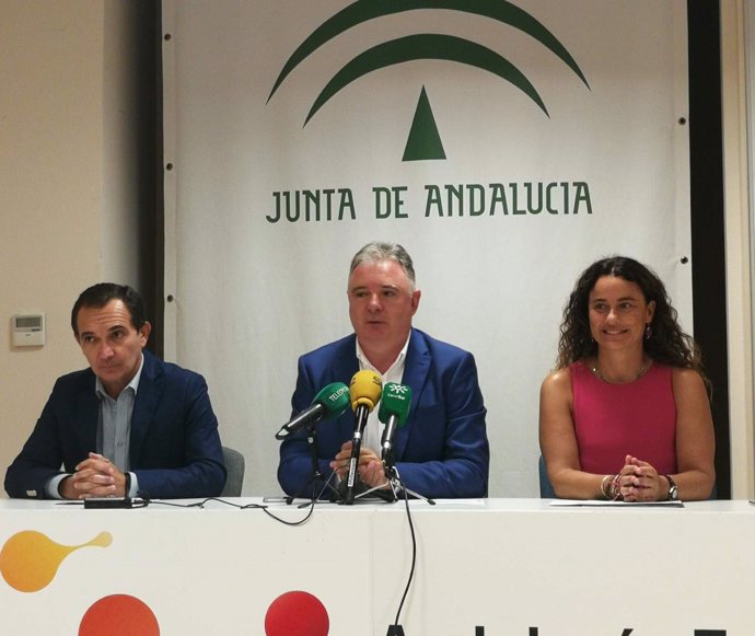 El delegado de la Junta en Huelva, Francisco Romero, realiza un balance del CADE