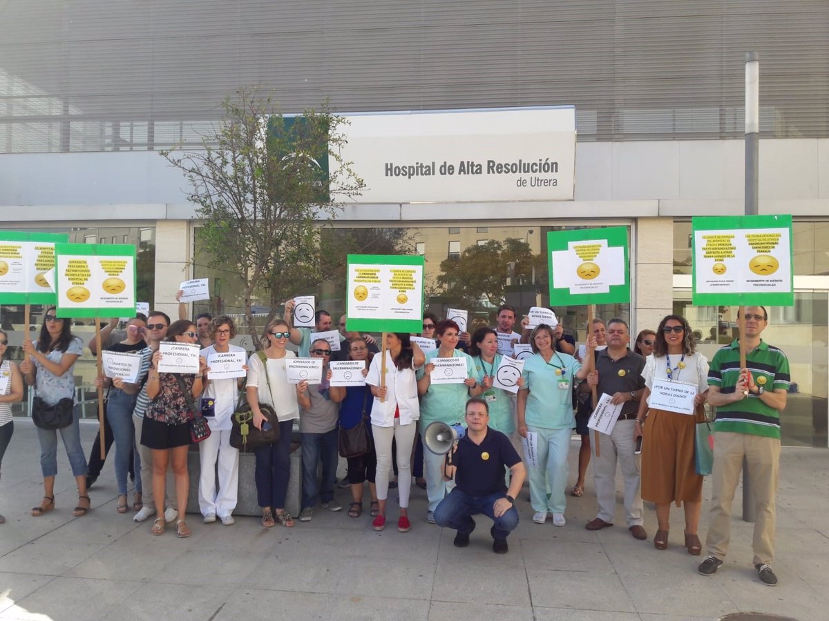 Empleados del de Utrera (Sevilla) tachan de "pésima" la gestión e instan a Salud a que "cese el desigual"