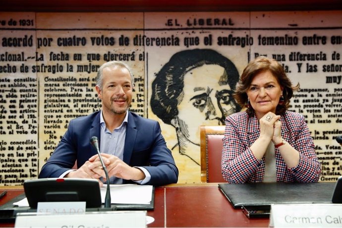 Ander Gil y Carmen Calvo en unas jornadas en el Senado sobre Igualdad