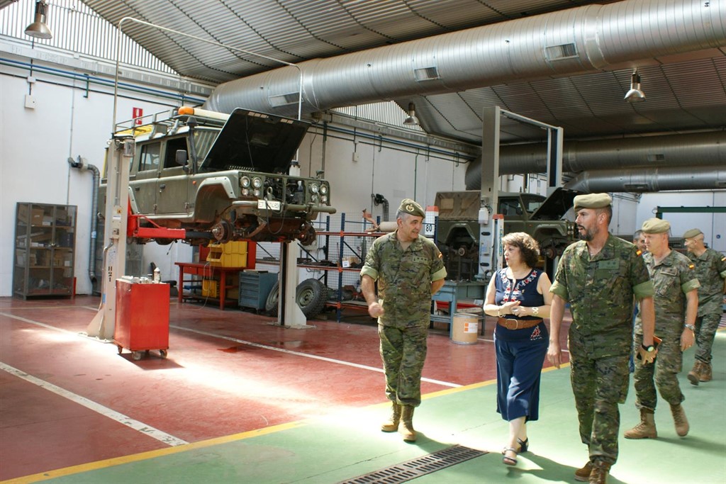 La subdelegada visita el Centro de Mantenimiento de Vehículos de Defensa en El Higuerón, en Córdoba