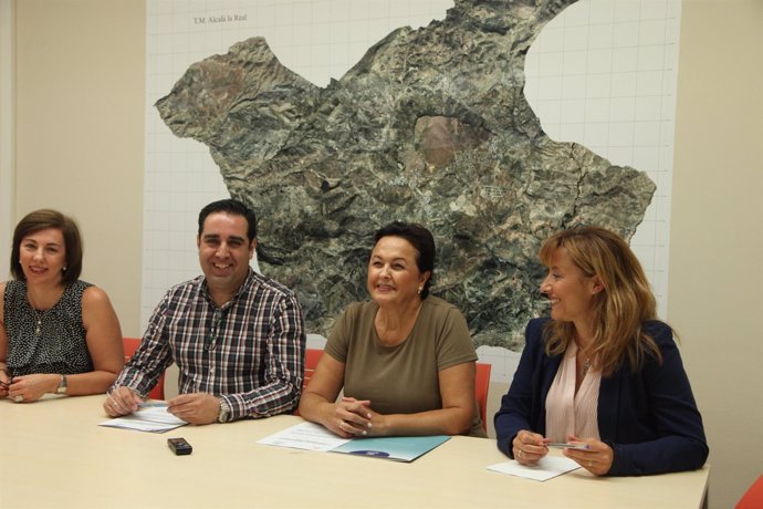 Firma del acuerdo entre el Ayuntamiento de Alcalá la Real y Faecta.