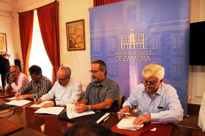 Firma del acuerdo del diálogo social en el Ayuntamiento de Zamora. 17-9-18