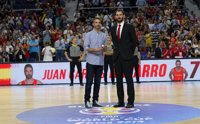 Navarro recibe la insignia de oro y brillantes de la FEB bajo la cálida ovación del WiZink Center