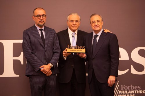 Isidro Fainé recibe el premio de la revista Forbes a manos de Florentino Pérez 