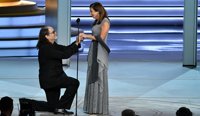 El mejor momento de los Emmy 2018: El director Glenn Weiss pide matrimonio a su novia en plena ceremonia