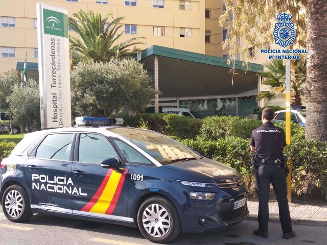 Vehículo policial a las puertas del hospital de Torrecárdenas