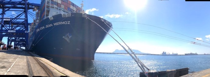 Buque operando en el Puerto de Algeciras