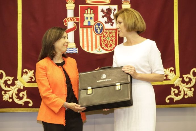Margarita Robles recibe la cartera de Defensa de la mano de su predecesora