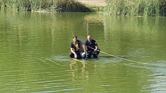 Bomberos de Leganés recuperan de un lago coche utilizado en atracos
