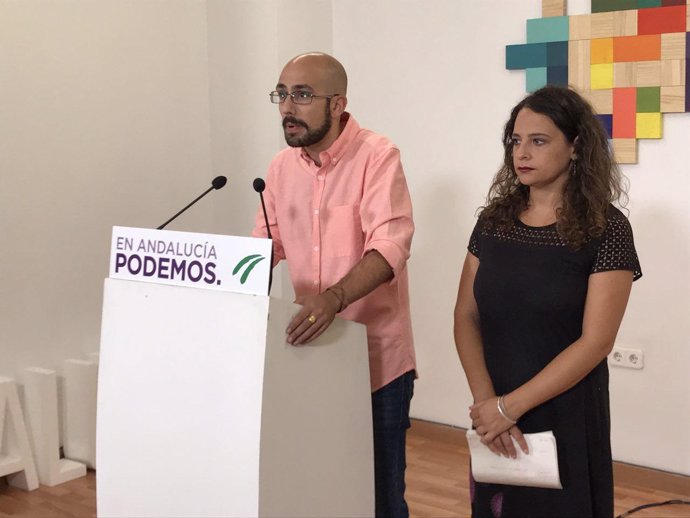 Pablo Pérez Ganfornina y Zoe Arcanio, de Podemos Andalucía, en rueda de prensa