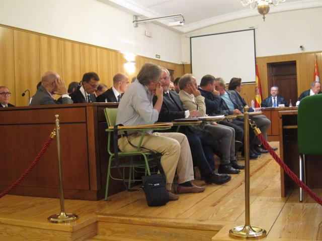 Los acusados por el 'caso PGOU', durante la primera sesión.            