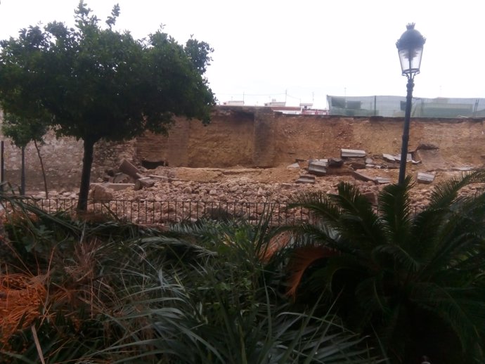 Imagen del muro del Patio de Los Silos de Burjassot derribado por la lluvia 