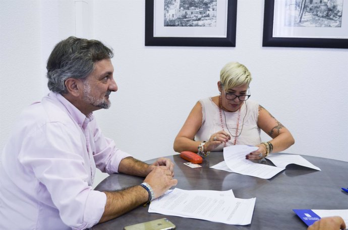 La nueva inquilina de Bayarque, firmando el contrato con Ángel Escobar.