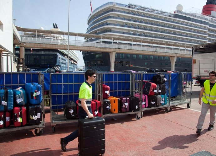 Carga de maletas en un crucero atracado en el puerto de València