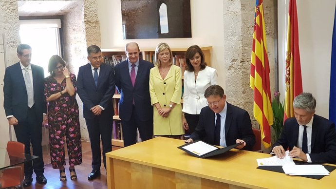 Firma del convenio entre Interior y la Generalitat
