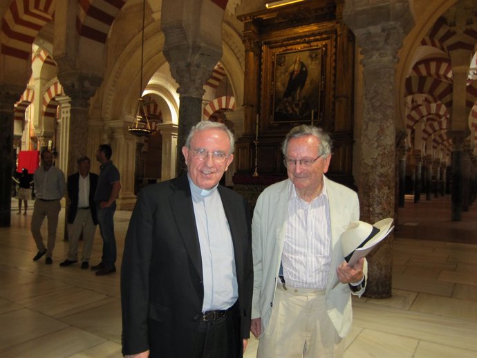 El deán Manuel Pérez Moya y el arquitecto Rafael Moneo en la Mezquita-Catedral
