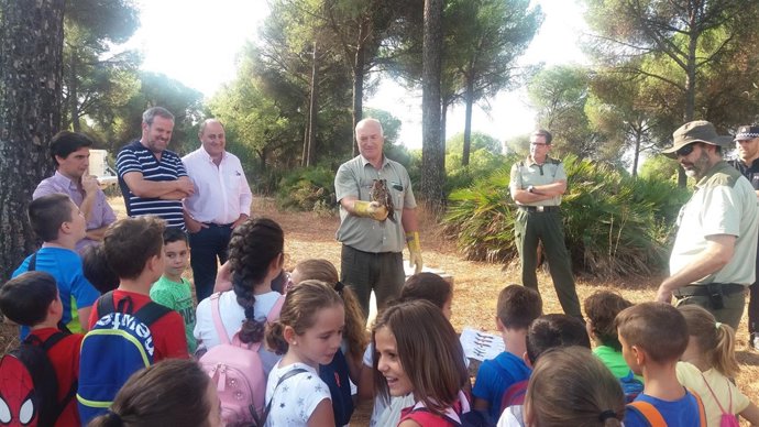 Autoridades y escolares en la suelta de aves