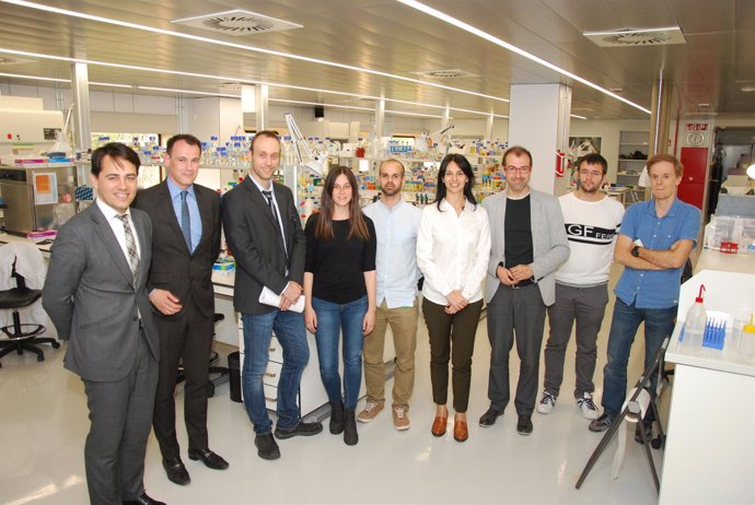Firma del convenio entre AB Biotics y UIC Barcelona