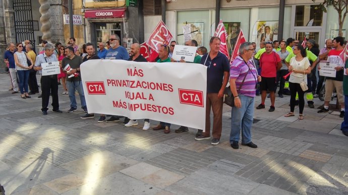 Sindicalistas de CTA concentrados ante el Ayuntamiento
