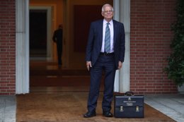 Borrell, ministro de Asuntos Exteriores, llega a su primer Consejo de Ministros