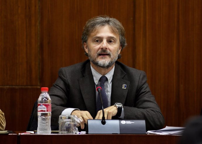 El consejero andaluz de Medio Ambiente, José Fiscal, en comisión parlamentaria