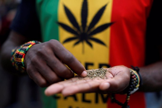 Un hombre en una marcha en Sudáfrica a favor de la legalización del cannabis