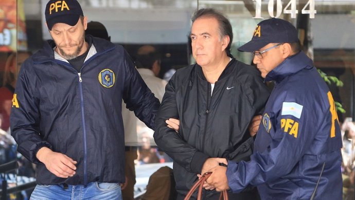 Oscar Thomas siendo detenido en Buenos Aires