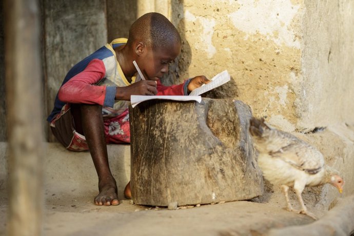 Un niño haciendo sus deberes en Sierra Leona