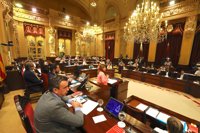 Armengol celebra que el PP haya asimilado la continuidad del impuesto turístico y le pide que asimile la renta social