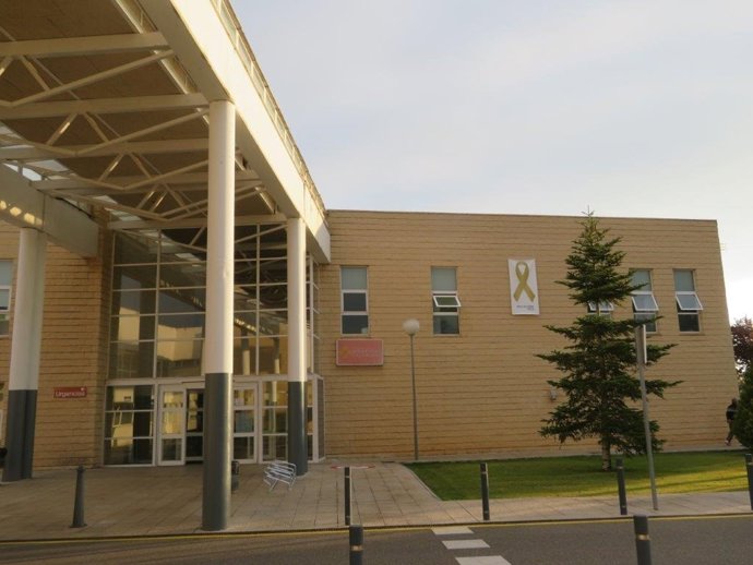 Fachada de la FHC con el lazo dorado