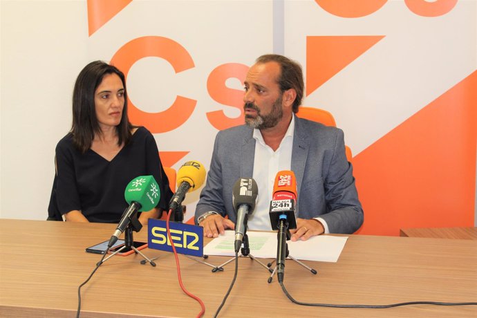 Juan Cassá y María Jesús Palacio en rueda de prensa 