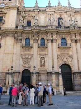 Un Grupo De Turistas Atiende Las Indicaciones Del Guía Ante La Catedral De Jaén.