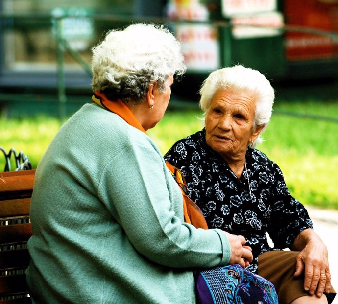 Mujeres mayores hablando
