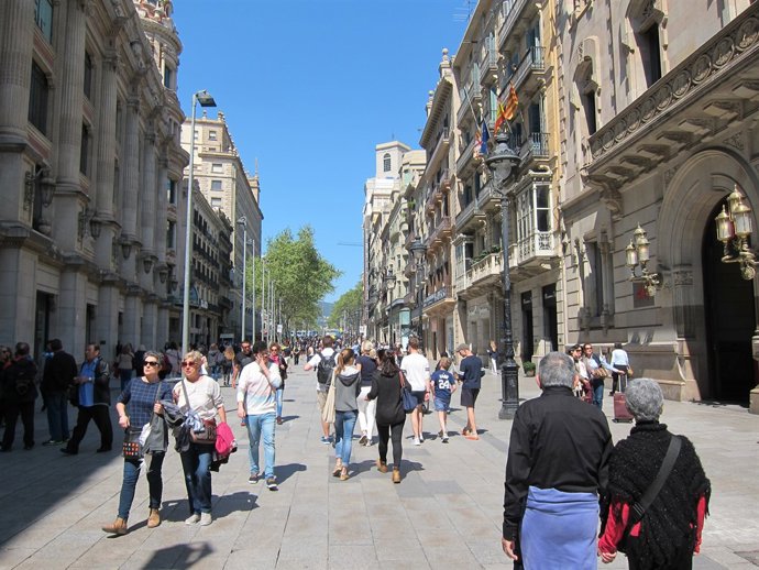 Gent, persona, persones, passejant, passeig, família, famílies, compres