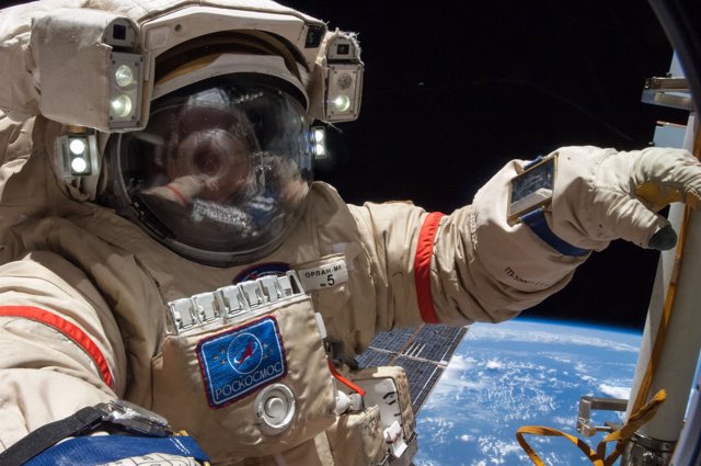 Cosmonauta ruso durante una caminata espacial
