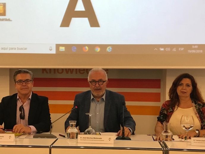 José Sánchez Maldonado, en el centro, durante la inauguración del curso