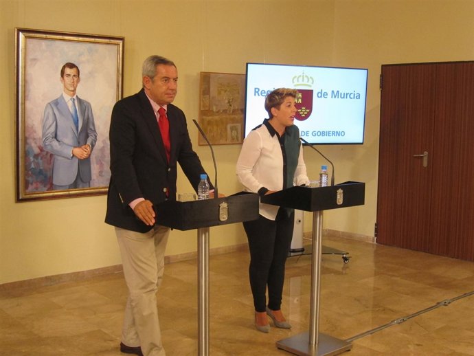 La portavoz del Gobierno, Noelia Arroyo, junto a De la Cierva, en la rueda