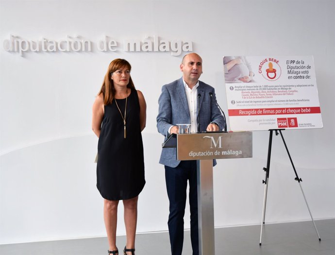 Conejo y sonia ramos PSOE Diputación de Málaga campaña cheque bebé